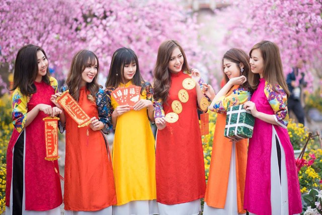 色々な色のアオザイを着たベトナム人女性